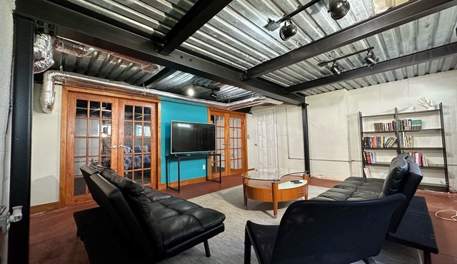 Just blocks to the beach with loft vibe-2 beach passes included with your stay