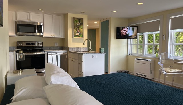 JUST BUILT Romantic Getaway on the Shores of Keuka Lake!