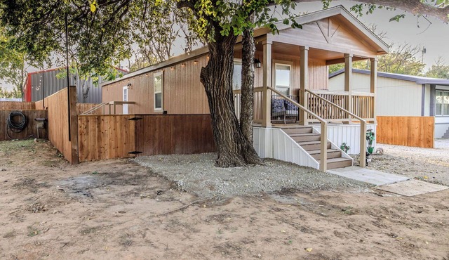 JUST CHILLIN Cozy 2-bedroom house blk from water 6 miles rocker b with hot tub