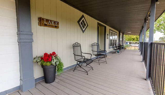 JUST IMAGINE ROCKER B 10 MIN WATER ACCESS 1 BLOCK family styled, fire pit,hottub