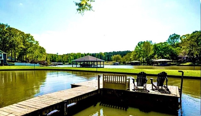 “Just Lake Home” Wonderful 3bdrm 2bath lake front,boat ramp, dock, pet friendly
