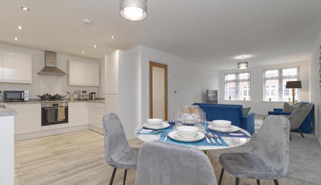 Just Launched! Stylish 2-Bed Flat - Sleeps 6 - Free Parking