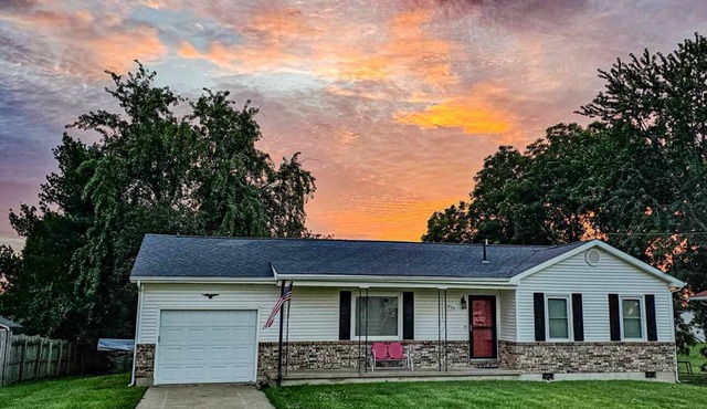 Just like Home, Cozy place to stay with easy access to 65 Hwy.