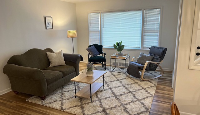 Just minutes from airport and downtown! Perfect for CWS or zoo visits.