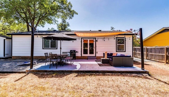 Just minutes to dazzling Downtown Austin, Sleeps 10, 3 Full Baths, 2 kitchens
