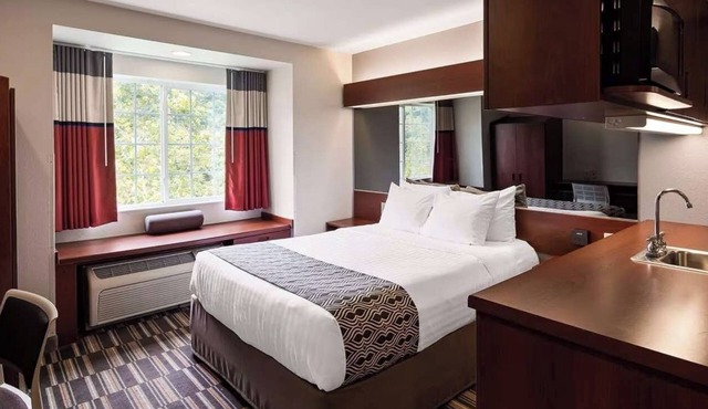 Just Minutes to Downtown: Relaxing Queen Suite Ideal for Couple Stay