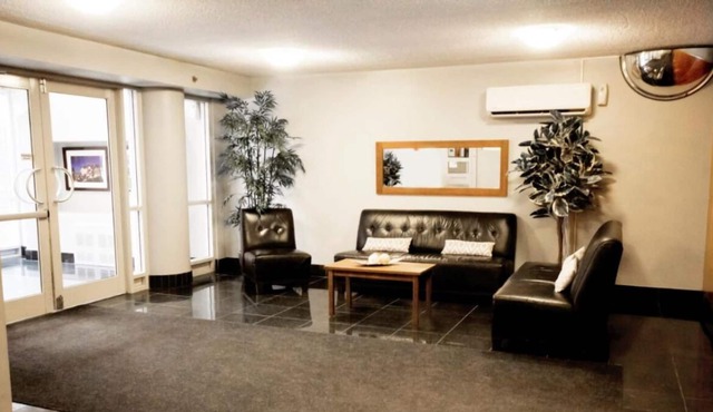 Just Minutes to Old Port! 4 Classy Units, Shopping & Dining, Full Kitchens