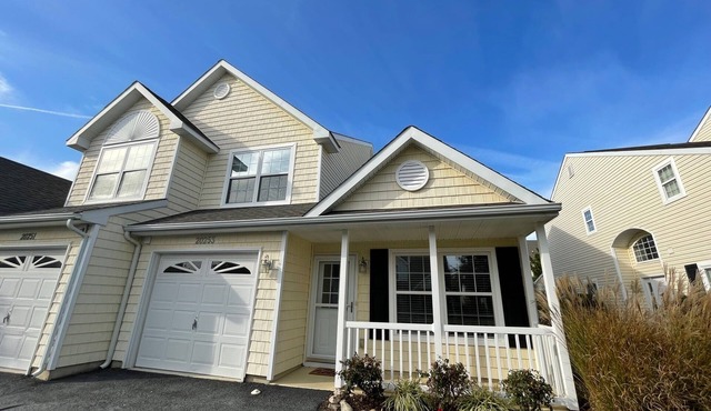 Just minutes to the Beach and Boardwalk with great community pool!