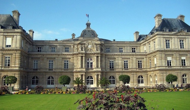JUST MOMENTS FROM THE LUXEMBOURG GARDENS & THE ICONIC CAFÉS OF SAINT GERMAIN