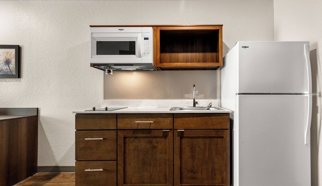 Just northeast of downtown: stay, work, relax: Relaxing Stay w/Full Kitchen, Workspace, & Free Parking
