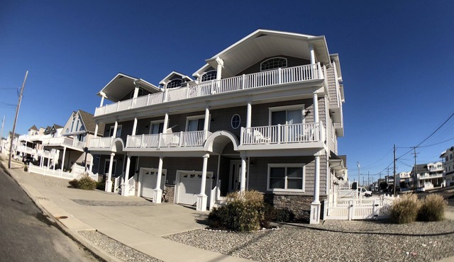 Just off Beach Block Spacious Town Home with and easy walk to the Beach!