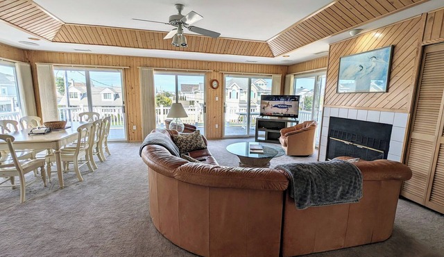 Just Off Beach Block Relaxing Family Stay w/5 bedroom, 3.5 bath, & L2 EV Charge