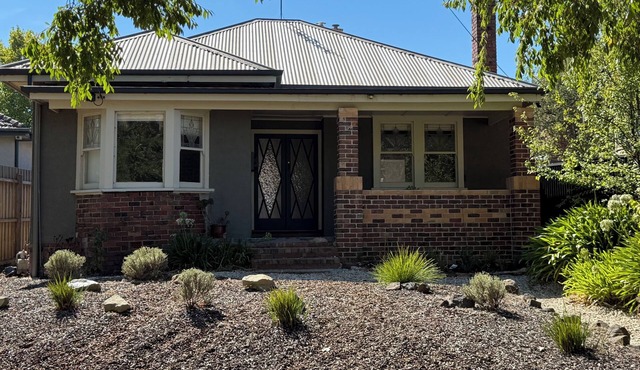 Just off the beautiful Lake Wendouree, fully fenced, dog friendly, air cond
