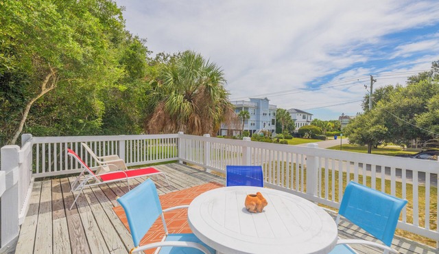 Just One Block to BEACH! Cute and comfortable beach home with Screened Porch!