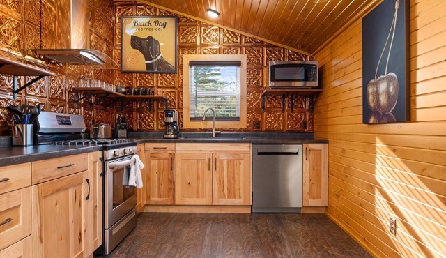 Just outside Traverse City Hot Tub King Bed Fire Place Full Kitchen PET Friendly