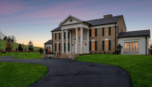 Just Pretend Mansion is a modern recreation of Elvis Presley’s Graceland mansion