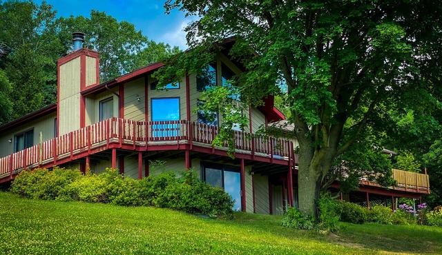 Just rehabbed, amazing views on 300 acre ranch, animals, trails, hottub, pond