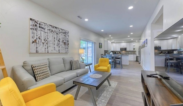 Just remodeled 3bed, 2.5 bath house in pleasant Denver with WiFi, AC