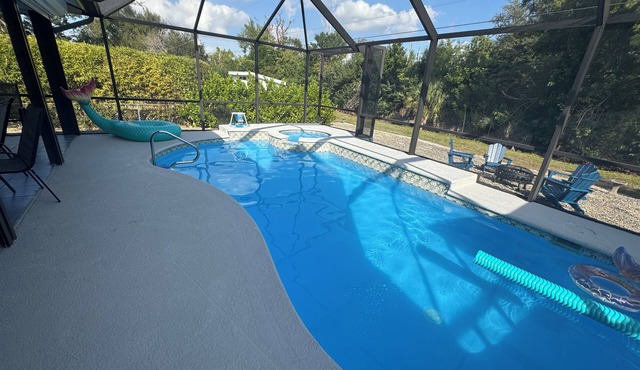 JUST REMODELED BEAUTIFUL POOL HOME! ONLY 3 MILES from Ft Myers Beach/Sanibel.