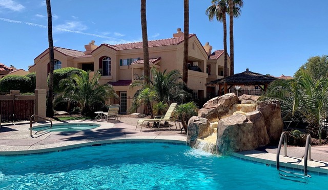 Just Remodeled! Perfect location condo! Walk right to the lake and restaurants!