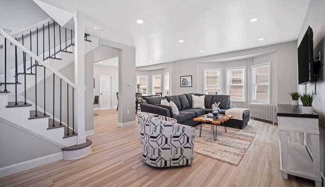 Just Renovated 4BR home - 1.5 Blocks to the Beach!