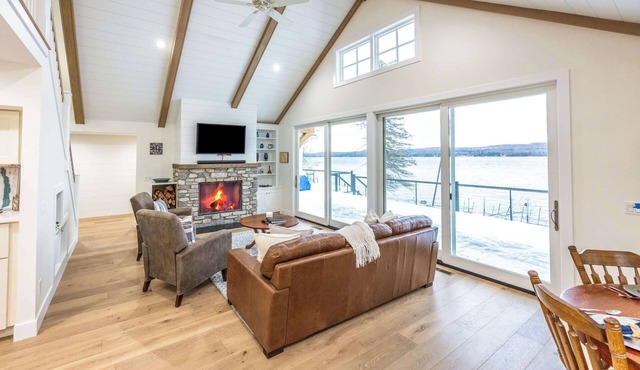 Just Renovated 6BR Torch Lakefront Home- Prvt Dock