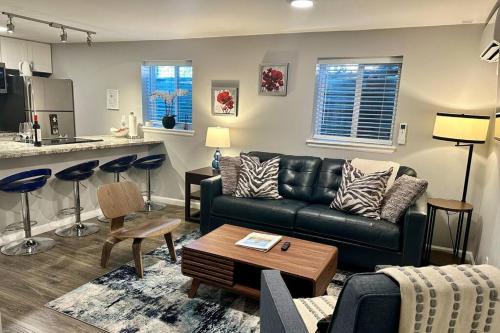 Just Renovated, Fully Stocked Apt with Free Parking