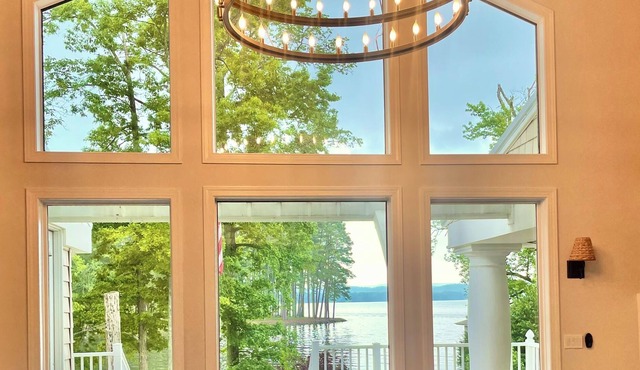 Just renovated! LAKE FRONT FAMILY GETAWAY 5 Bedrooms, 3.5 Baths