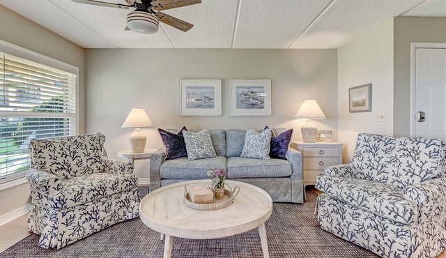 Just renovated, Oceanfront, 3 bed/2 bath, Sailmaker 601