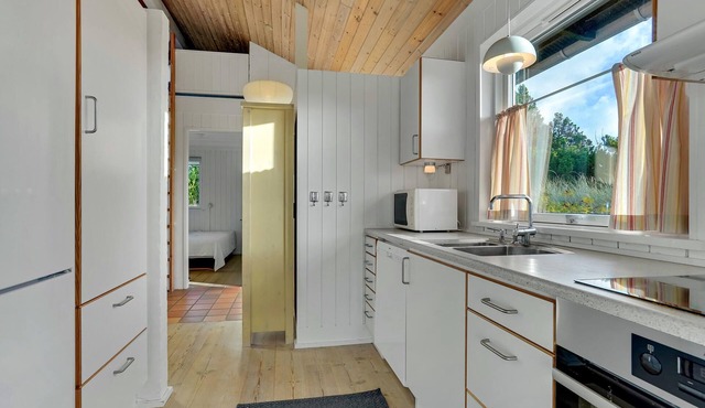 Just south of Skagen, in idyllic Hulsig, lies this vacation home on a wonderful dune plot.