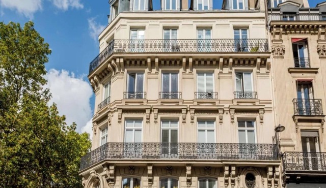 JUST STEPS AWAY FROM ICONIC LANDMARKS @ PLACE VENDÔME & LOUVRE AT RUE AUX OURS