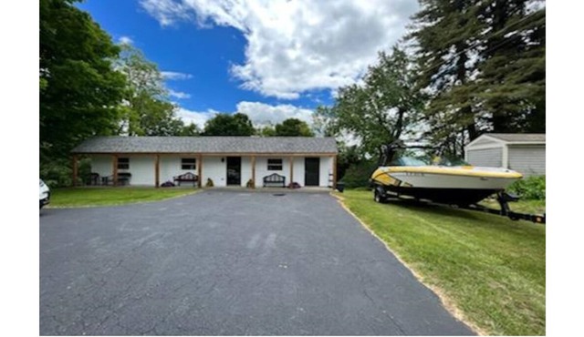 Just steps away from the Great Sacandaga Lake! Walk to marinas and restaurants!