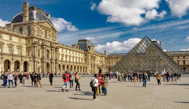 JUST STEPS AWAY FROM THE ICONIC PALAIS ROYAL & THE LOUVRE - RUE DE LA BANQUE