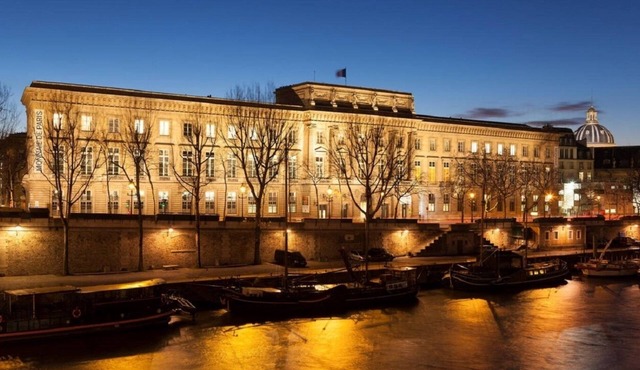 JUST STEPS AWAY FROM THE MONNAIE MUSEUM, SEINE RIVER & PONT NEUF – SAINT GERMAIN