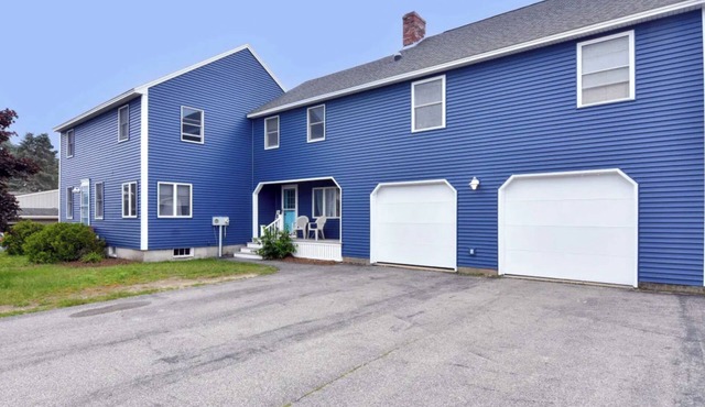 Just steps from the beach, large families and groups love this Hills Beach home.