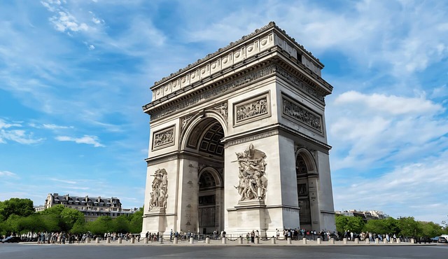 JUST STEPS FROM THE ICONIC CHAMPS-ÉLYSÉES - SLEEPS 12 - RUE LA BOÉTIE