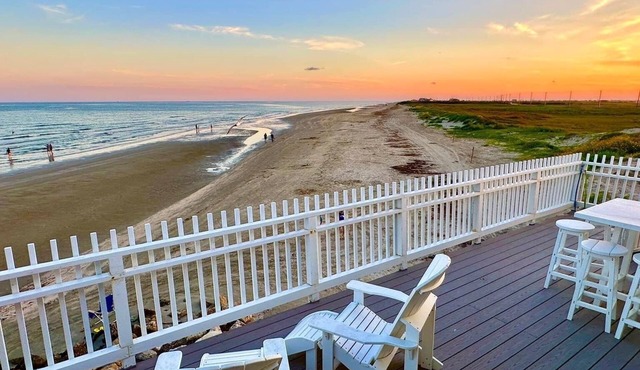 Just Steps to the Ocean, Beachfront, House On the Beach, Minutes from Galveston