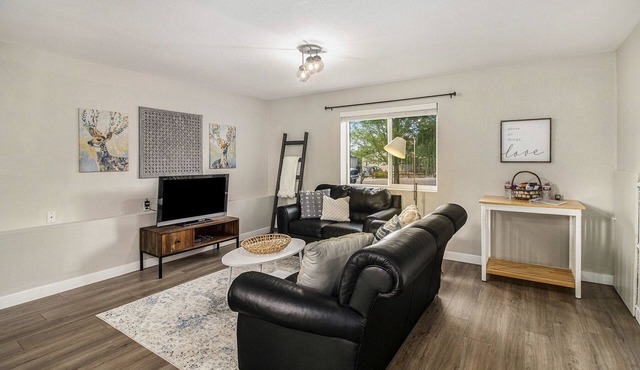 Just Steps to the Rock Hike! Bright, Modern 2 Bedroom