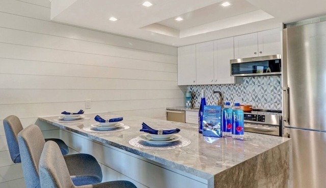 Just Steps to Vanderbilt Beach, Next to Ritz Carlton - Remodeled 2020