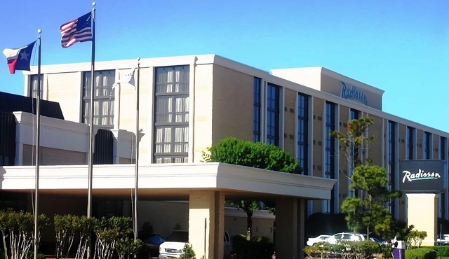 Just What You Were Looking For! 3 Great Units, Free Parking, Indoor Pool