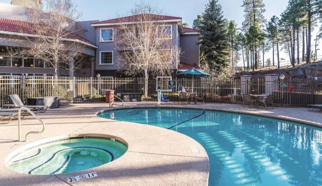Just What You Were Looking For! Pool, Free Parking, Free Breakfast, Pet-Friendly
