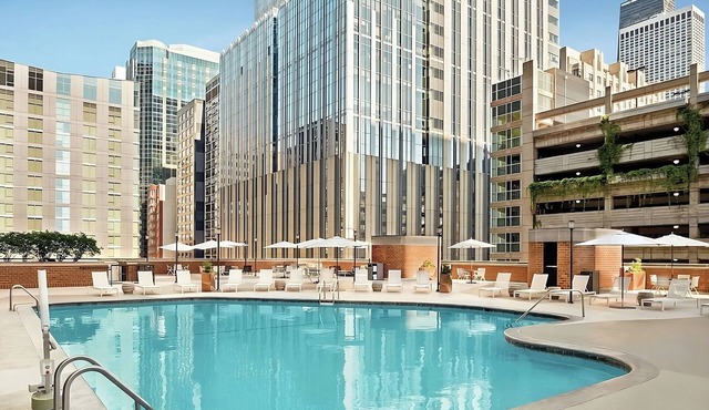 Just What You Were Looking For! 3 Spacious Units, Pool, Close to Navy Pier