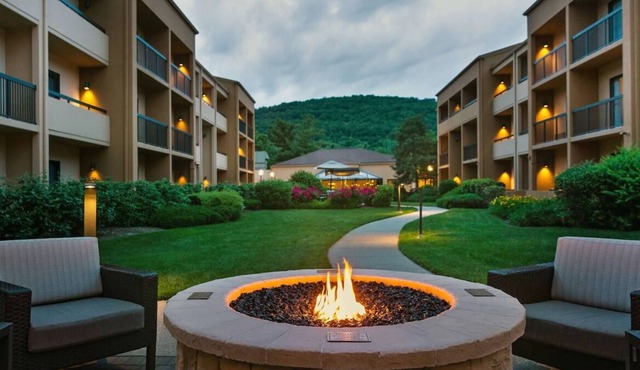 Just What You Were Looking For! Free Parking, Onsite Pool, Pets Allowed