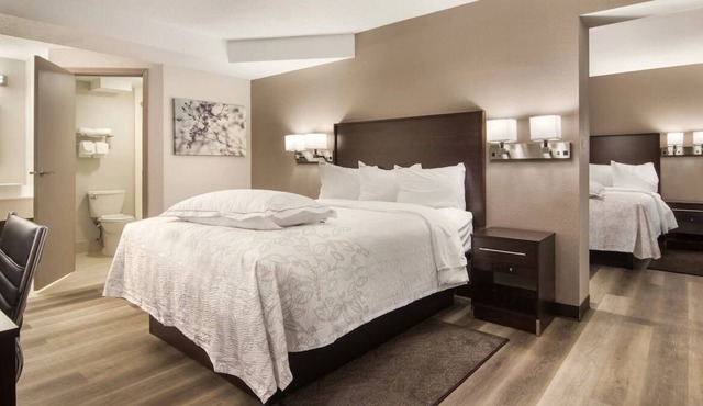 Just What You Were Looking For! Free Parking, Pets Allowed