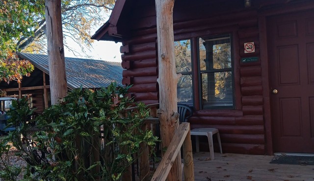 Just What You Were Looking For! Full Kitchen, Outdoor Pool, Free Parking