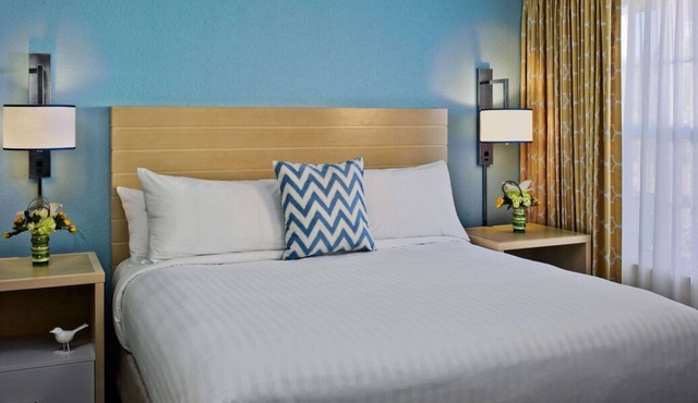 Just What You Were Looking For! 2 Comfortable Units, Free Breakfast & Parking