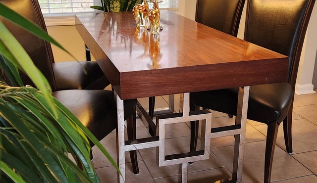 Just Where You Want to Be. Near I-85, Airport, & ATL, WiFi & yard, washer/dry