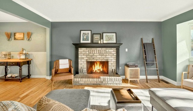 Jville Gem | Walk Downtown | Cozy Fireplace