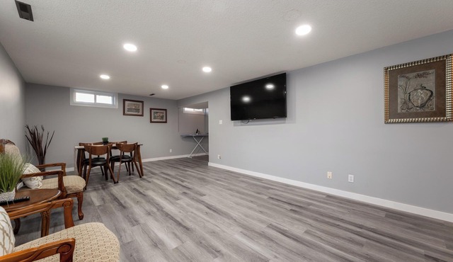 K@HOME 5 BR+4 BAH 2700 SQFT Bungalow, King Bed, UOC, LRT