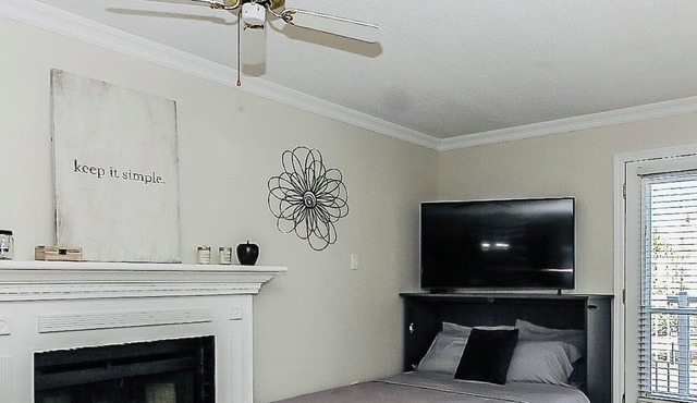 K's Cozy Condo -Mins. to Beach, Trails, Shops, Skiing. Walk to restaurants, bar.